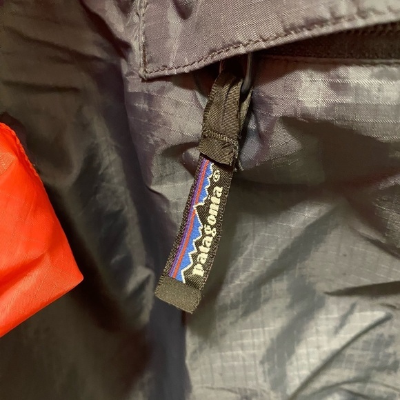 Patagonia pull over windbreaker with front pouch - Picture 7 of 7